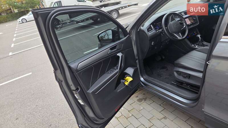 Внедорожник / Кроссовер Volkswagen Tiguan 2022 в Вишневом фото 12 Внедорожник / Кроссовер Volkswagen Tiguan 2022 в Вишневом