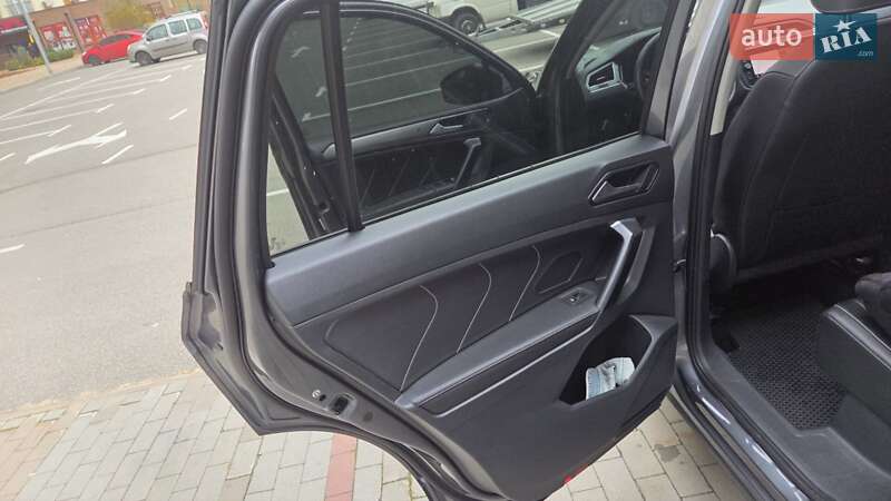 Внедорожник / Кроссовер Volkswagen Tiguan 2022 в Вишневом фото 13 Внедорожник / Кроссовер Volkswagen Tiguan 2022 в Вишневом