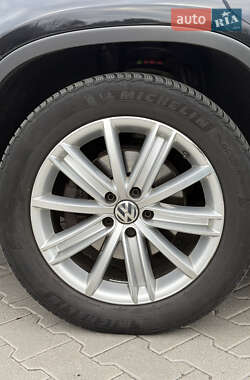 Внедорожник / Кроссовер Volkswagen Tiguan 2012 в 