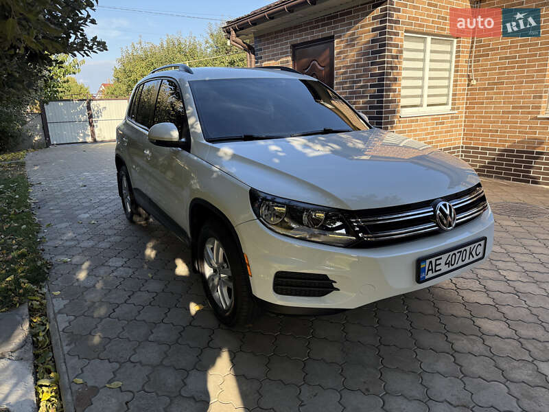 Позашляховик / Кросовер Volkswagen Tiguan 2016 в Новомосковську