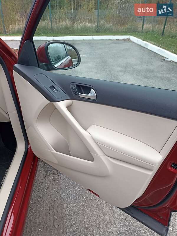 Внедорожник / Кроссовер Volkswagen Tiguan 2015 в Буче