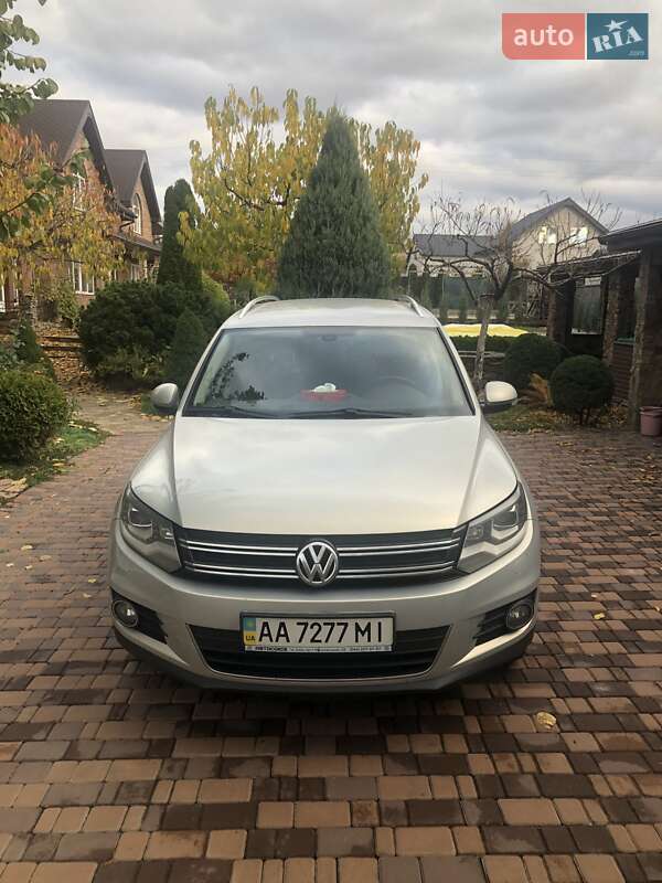 Внедорожник / Кроссовер Volkswagen Tiguan 2012 в Бузовой