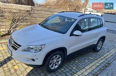 Внедорожник / Кроссовер Volkswagen Tiguan 2010 в Макарове