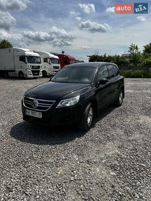 Внедорожник / Кроссовер Volkswagen Tiguan 2010 в Новом Роздоле