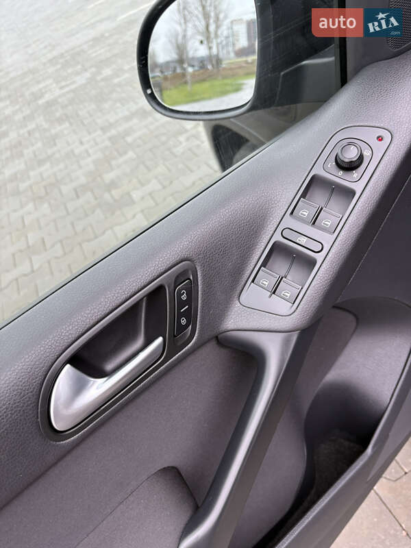 Внедорожник / Кроссовер Volkswagen Tiguan 2017 в Буче