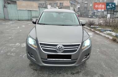 Внедорожник / Кроссовер Volkswagen Tiguan 2010 в Каменском