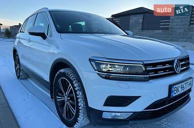 Внедорожник / Кроссовер Volkswagen Tiguan 2016 в Ровно