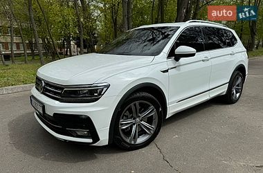 Внедорожник / Кроссовер Volkswagen Tiguan 2017 в Киеве