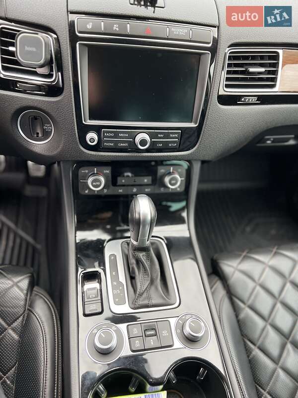 Позашляховик / Кросовер Volkswagen Touareg R 2017 в Чернівцях