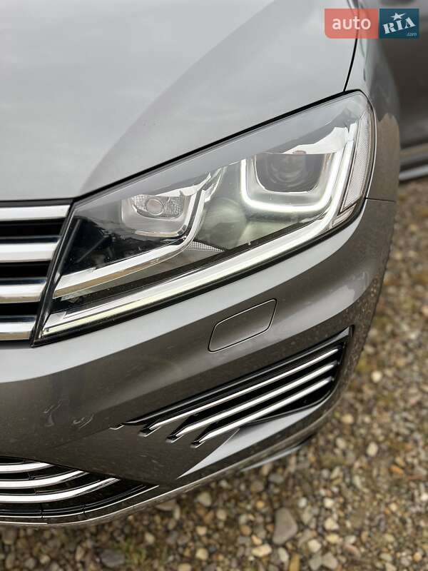 Позашляховик / Кросовер Volkswagen Touareg R 2017 в Чернівцях