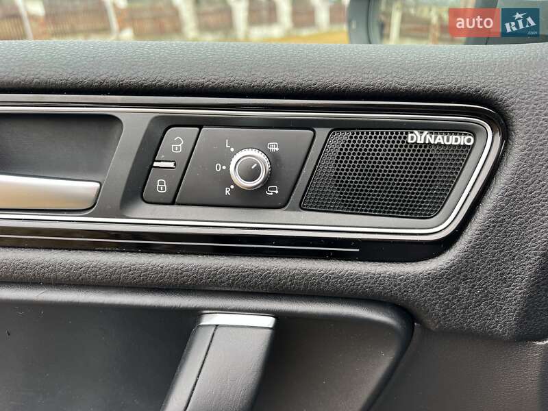 Позашляховик / Кросовер Volkswagen Touareg R 2017 в Чернівцях