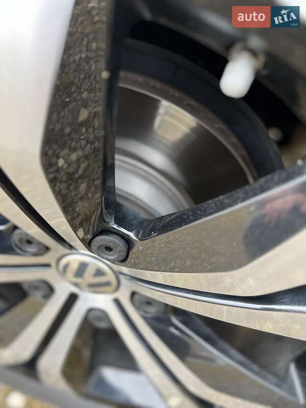 Позашляховик / Кросовер Volkswagen Touareg R 2017 в Чернівцях