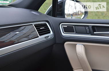 Позашляховик / Кросовер Volkswagen Touareg 2016 в 