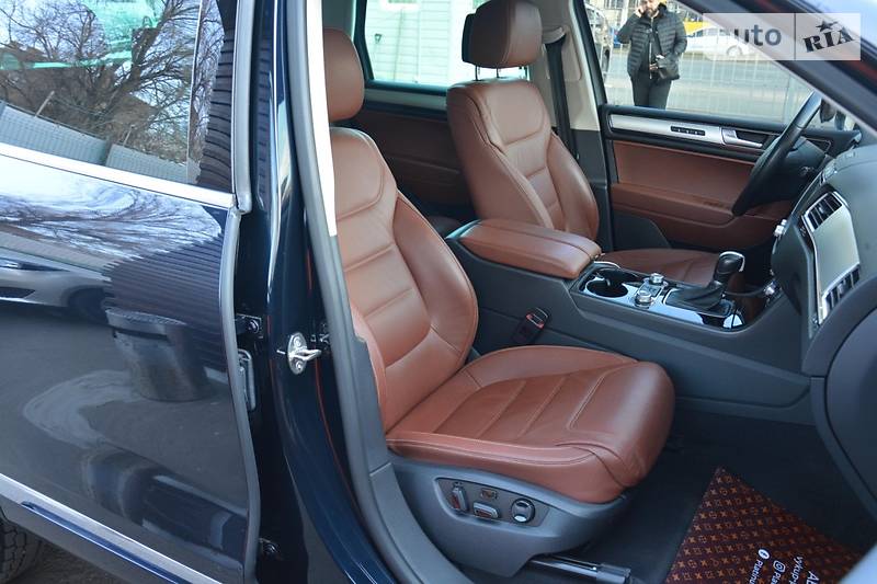 Позашляховик / Кросовер Volkswagen Touareg 2015 в Одесі