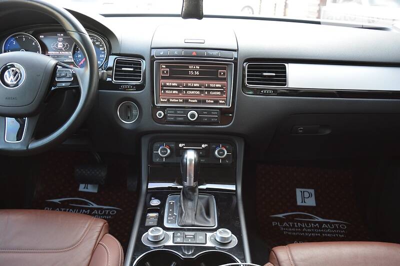 Позашляховик / Кросовер Volkswagen Touareg 2015 в Одесі