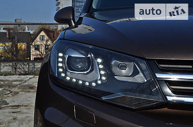 Позашляховик / Кросовер Volkswagen Touareg 2012 в 