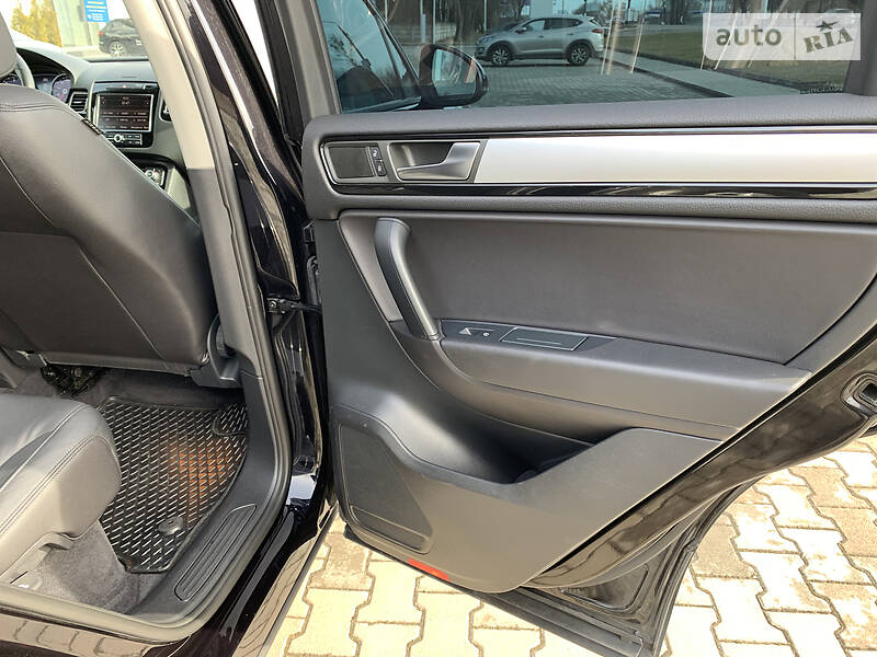Внедорожник / Кроссовер Volkswagen Touareg 2011 в Житомире