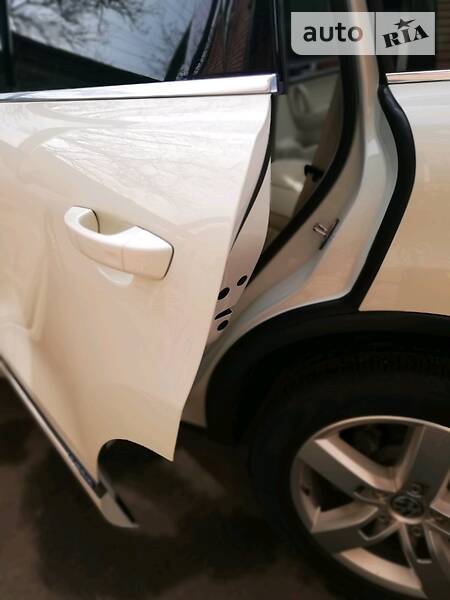 Позашляховик / Кросовер Volkswagen Touareg 2011 в Харкові