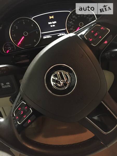 Позашляховик / Кросовер Volkswagen Touareg 2011 в Луцьку