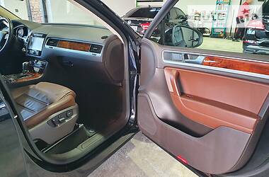 Позашляховик / Кросовер Volkswagen Touareg 2012 в 