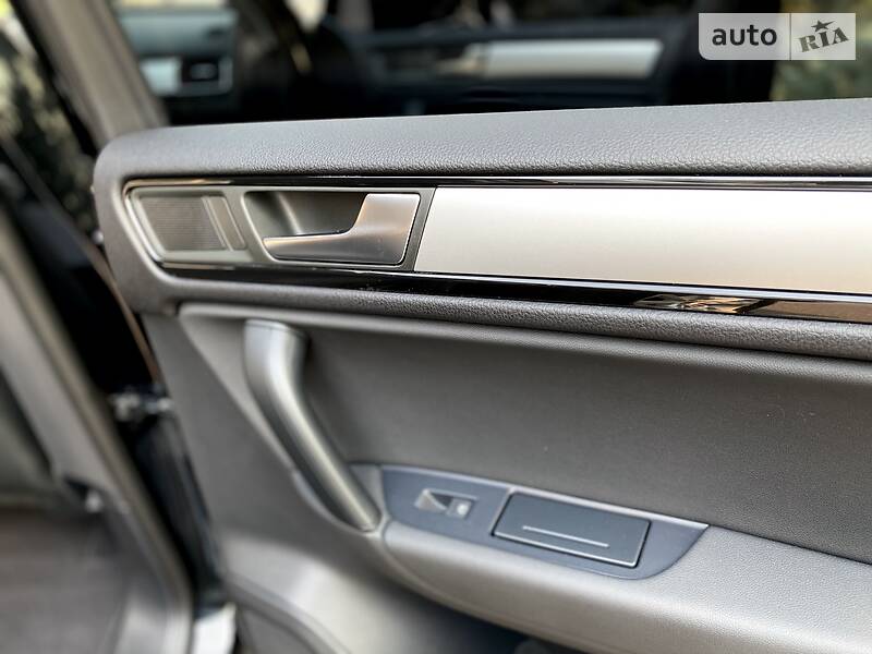 Позашляховик / Кросовер Volkswagen Touareg 2013 в Києві