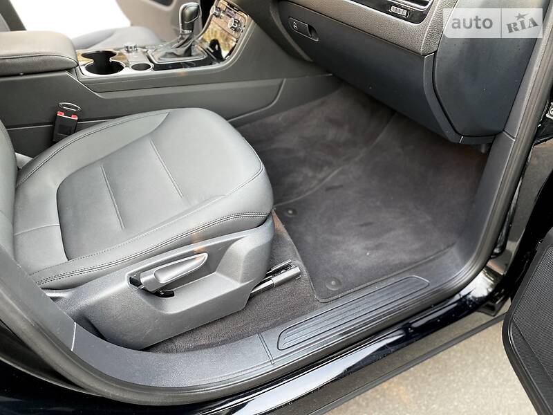 Позашляховик / Кросовер Volkswagen Touareg 2013 в Києві