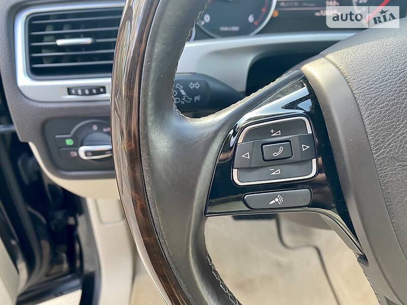 Внедорожник / Кроссовер Volkswagen Touareg 2014 в Виннице
