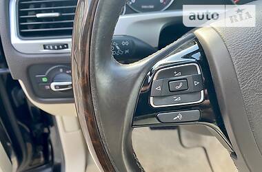 Позашляховик / Кросовер Volkswagen Touareg 2014 в 