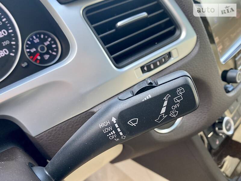 Внедорожник / Кроссовер Volkswagen Touareg 2014 в Виннице