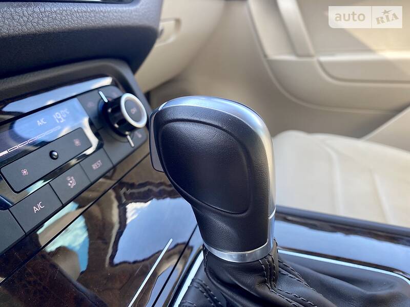 Внедорожник / Кроссовер Volkswagen Touareg 2014 в Виннице