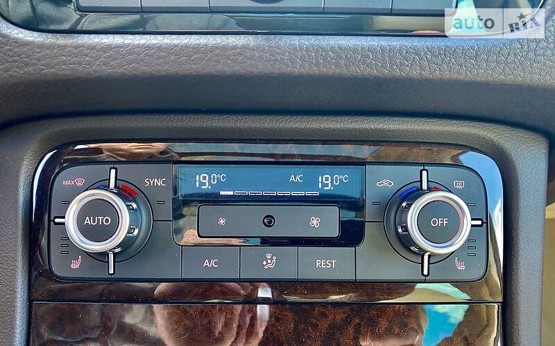 Внедорожник / Кроссовер Volkswagen Touareg 2014 в Виннице