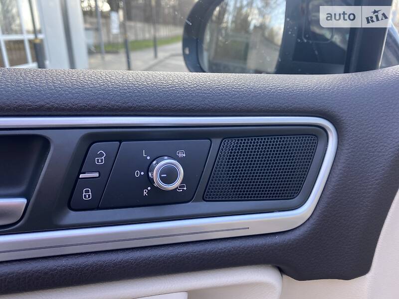 Внедорожник / Кроссовер Volkswagen Touareg 2014 в Виннице