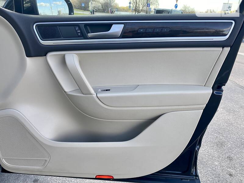 Внедорожник / Кроссовер Volkswagen Touareg 2014 в Виннице