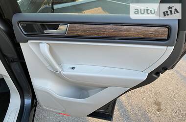 Позашляховик / Кросовер Volkswagen Touareg 2015 в 