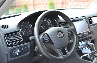 Позашляховик / Кросовер Volkswagen Touareg 2011 в 