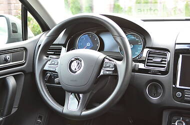 Позашляховик / Кросовер Volkswagen Touareg 2011 в 