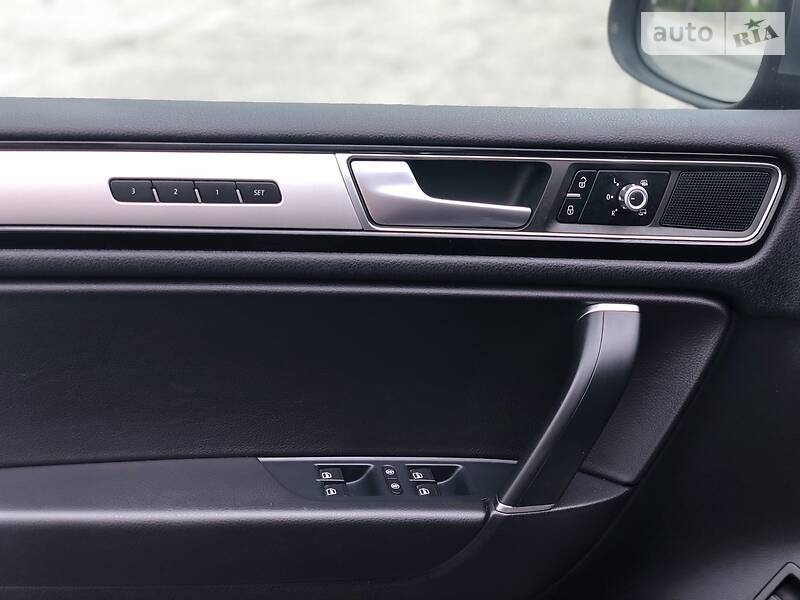 Позашляховик / Кросовер Volkswagen Touareg 2013 в Запоріжжі