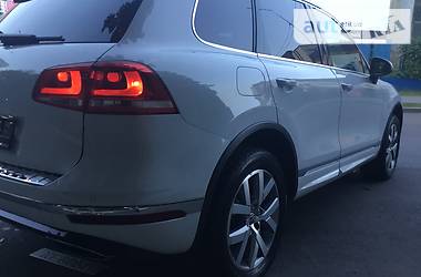 Позашляховик / Кросовер Volkswagen Touareg 2015 в Києві