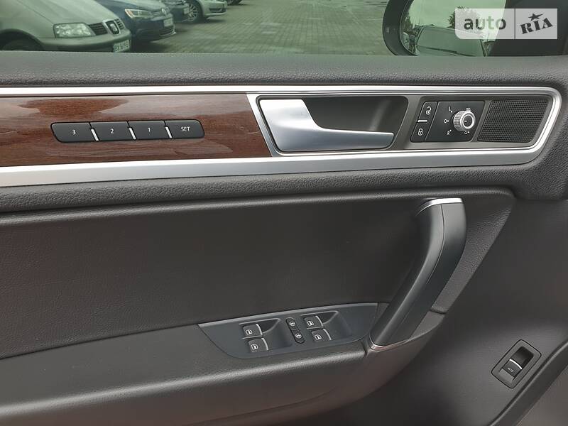 Позашляховик / Кросовер Volkswagen Touareg 2015 в Хмельницькому