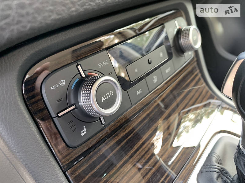 Позашляховик / Кросовер Volkswagen Touareg 2014 в Києві