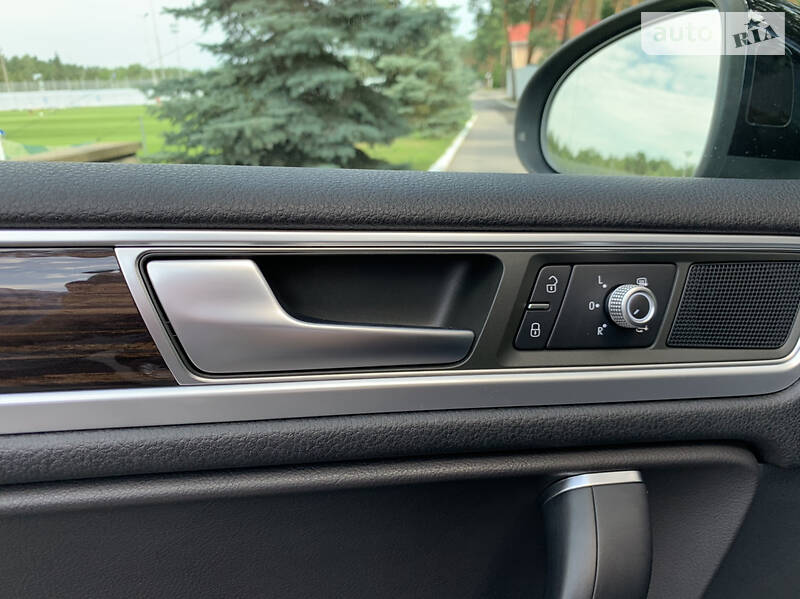 Позашляховик / Кросовер Volkswagen Touareg 2014 в Києві