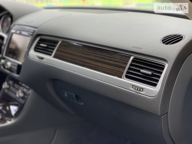 Позашляховик / Кросовер Volkswagen Touareg 2014 в Києві