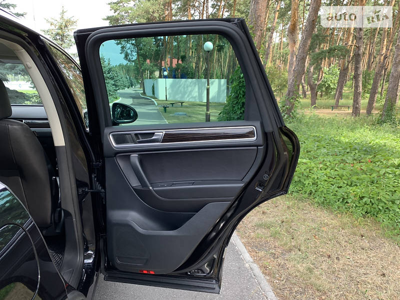 Позашляховик / Кросовер Volkswagen Touareg 2014 в Києві
