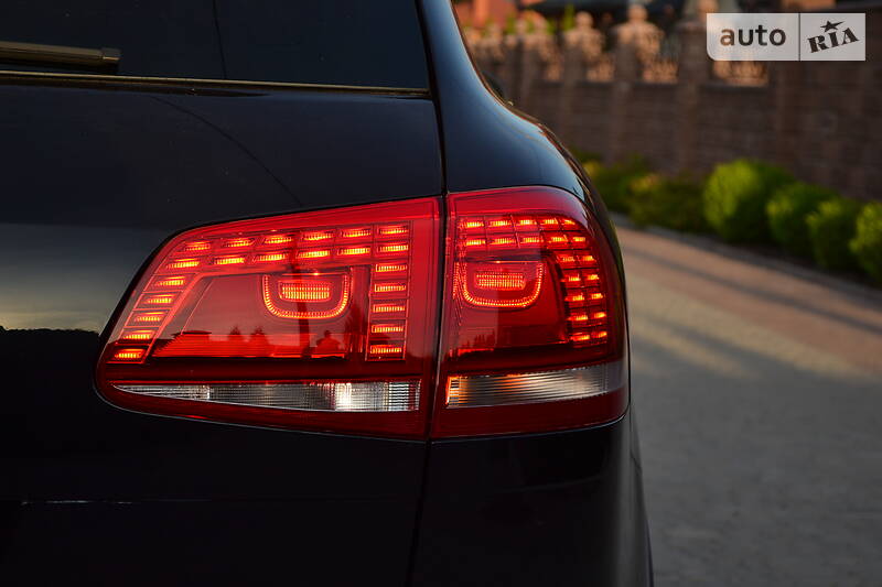 Позашляховик / Кросовер Volkswagen Touareg 2016 в Рівному