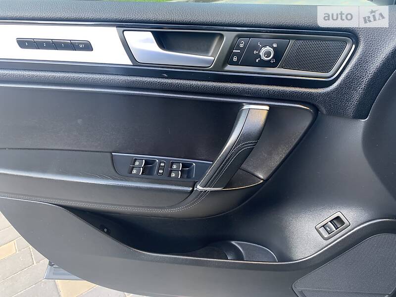 Позашляховик / Кросовер Volkswagen Touareg 2012 в Києві