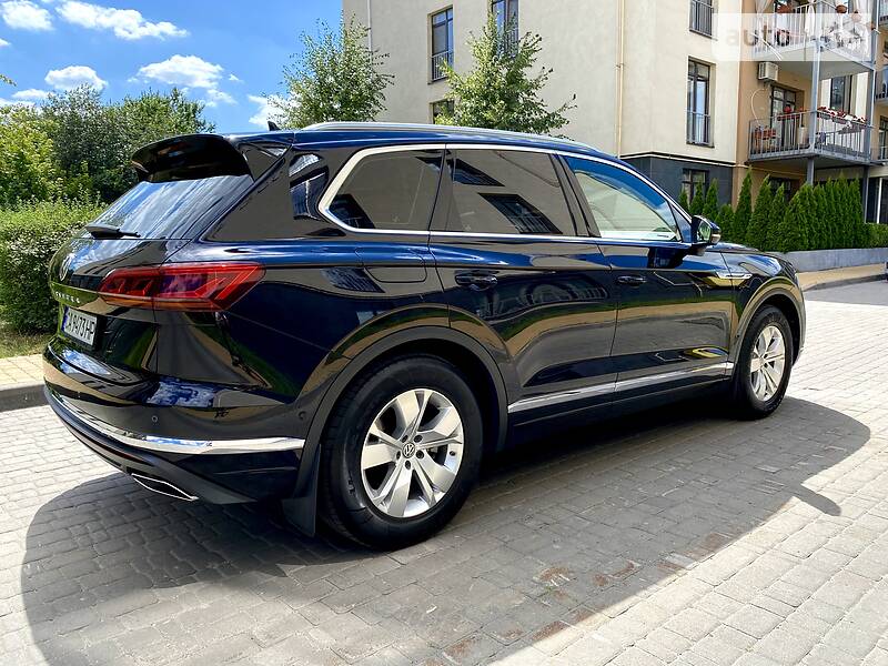 Позашляховик / Кросовер Volkswagen Touareg 2018 в Києві