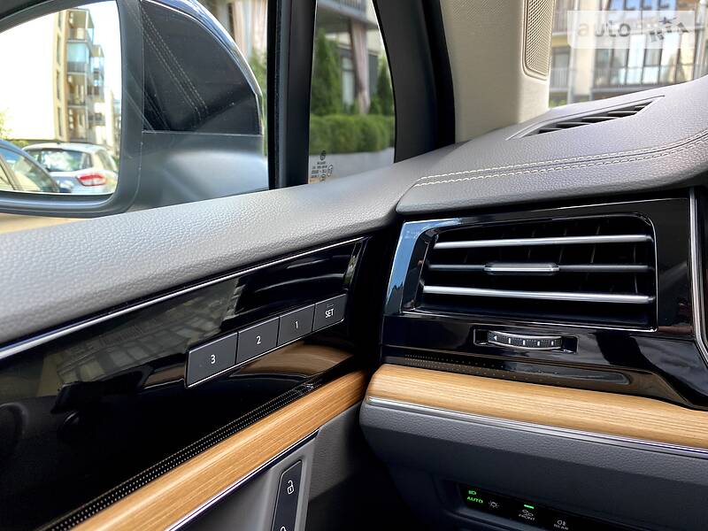 Позашляховик / Кросовер Volkswagen Touareg 2018 в Києві