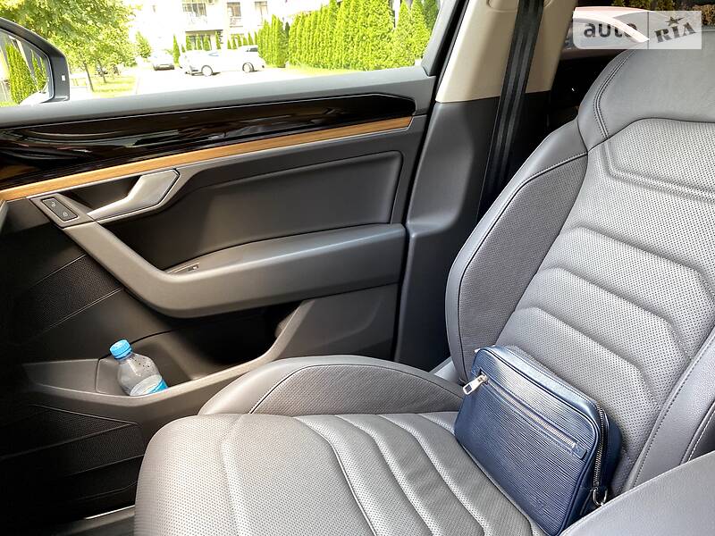 Позашляховик / Кросовер Volkswagen Touareg 2018 в Києві