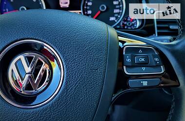 Позашляховик / Кросовер Volkswagen Touareg 2015 в 