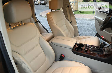 Позашляховик / Кросовер Volkswagen Touareg 2012 в 